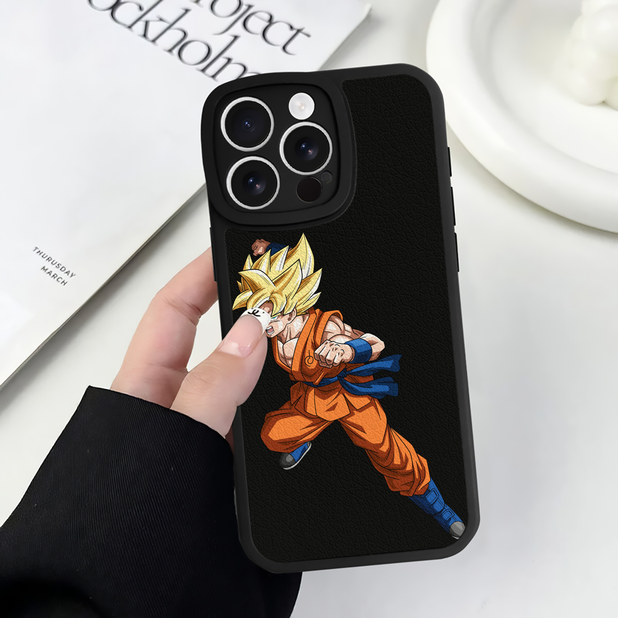 （画像用） ドラゴンボール 孫悟空（そん ごくう）Son Goku カカロット DRAGON BALL Kakarotto 【iPhone 16シリーズ対応】シリコンスマホケース（レザー調） 材質：シリコン